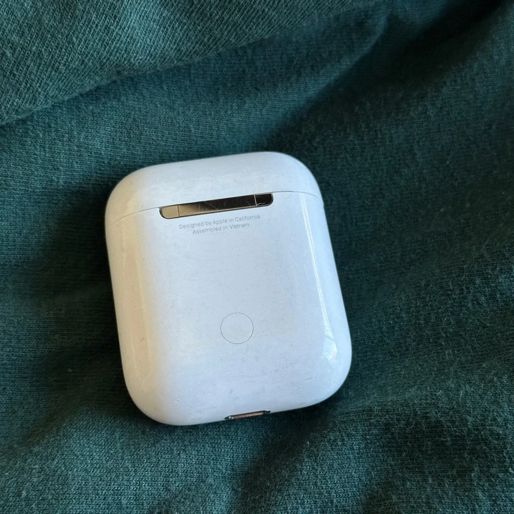2nd Generation Apple AirPods with Charging Case